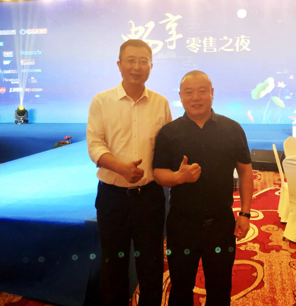 物美执行董事&首席运营官许少川先生（左）  和平天下集团总裁张志利先生（右）合影