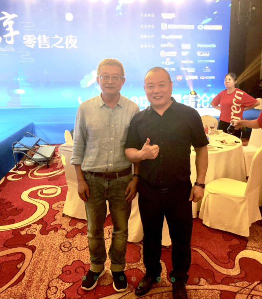 上海商学院管理学院&市场营销系教授周勇先生（左）  和平天下集团总裁张志利先生（右）合影